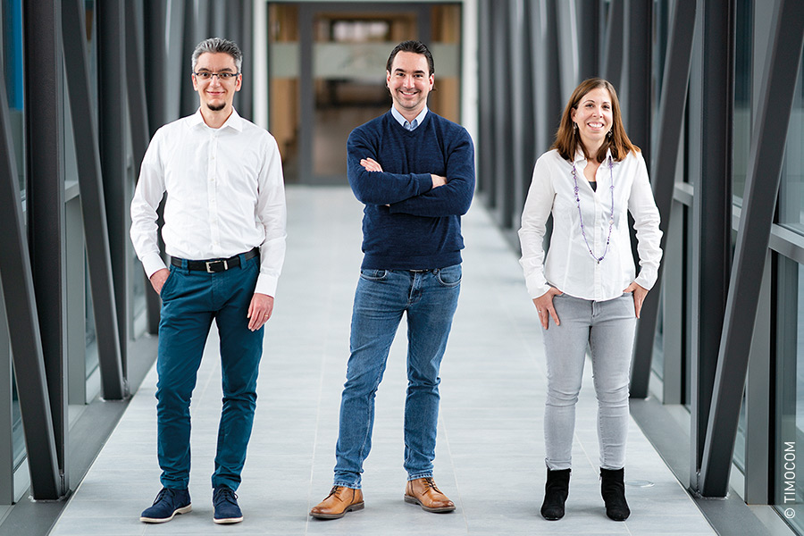 Os colaboradores do Serviço de cobrança Julian van Achter, Geoffrey Bladier e Denise Becht prestam aconselhamento, dão acompanha